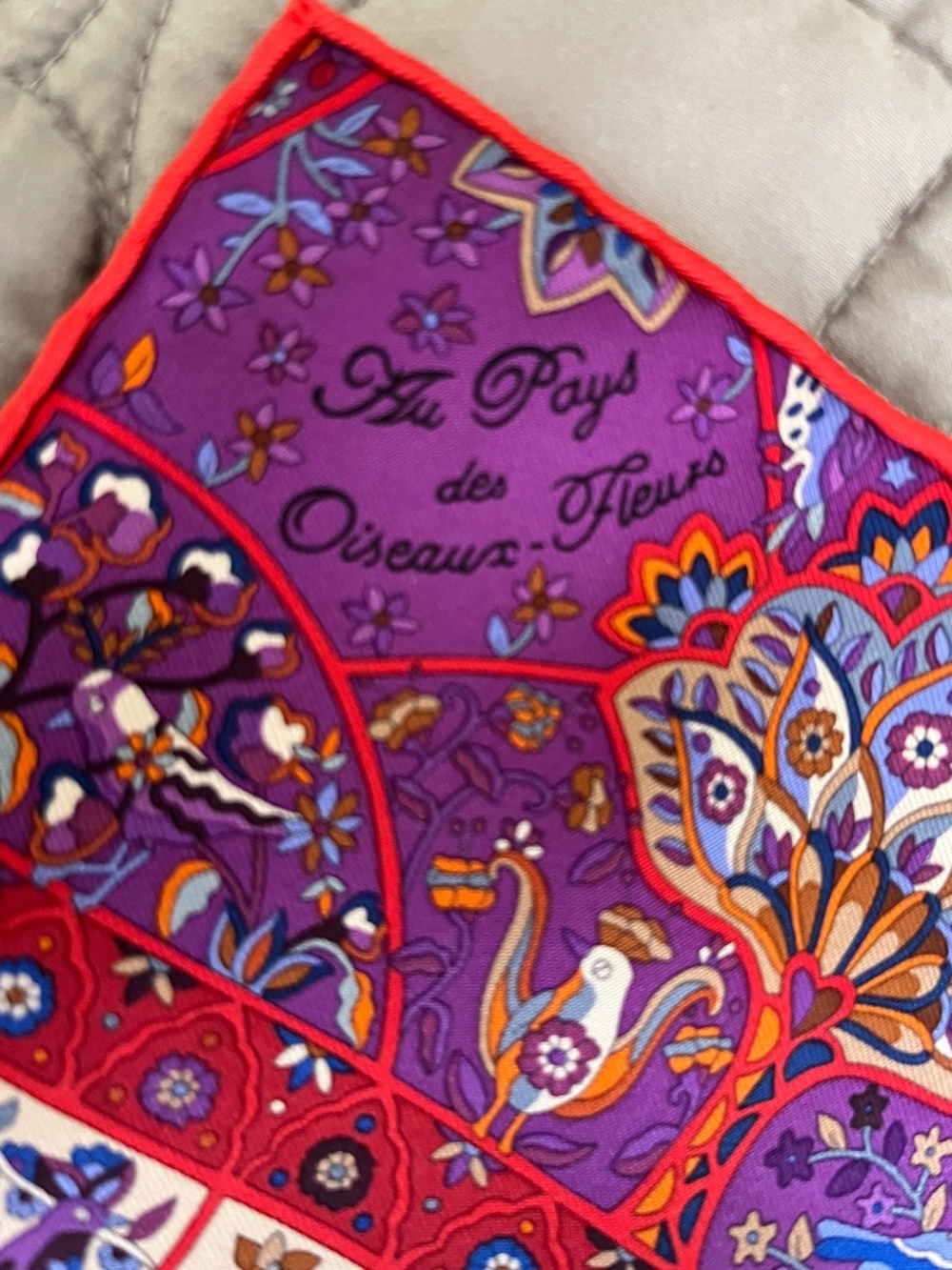 Vintage Hermes 45cm pochette scarf "Au Pays Des Oiseaux Fleurs" - Picture 3 of 6
